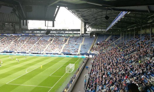Sân Abe Lenstra của Heerenveen có sức chứa hơn 26.000 chỗ ngồi. Nếu phải thi đấu trên sân không khán giả, đội bóng của Văn Hậu sẽ mất đi nguồn thu lớn. Ảnh: Omrop Fryslan.