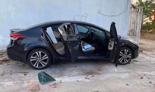 Bắt 10 thanh thiếu niên đập phá xe ô tô trộm cắp tài sản. Ảnh: Hồ Văn