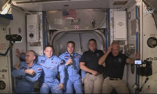 Các phi hành gia được chào đón sau khi ghép nối thành công với ISS hôm 31.5. Ảnh: AFP.