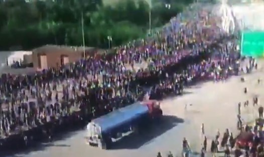Xe tải cỡ lớn lao vào đám đông biểu tình sau cái chết của George Floyd ở  Minneapolis, Mỹ. Ảnh: ABC.