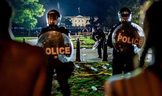 Cảnh sát chống bạo động làm nhiệm vụ trước Nhà Trắng hôm 30.5. Ảnh: AFP