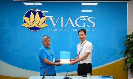 Ông Nguyễn Văn Dũng - Phó Tổng giám đốc VIAGS trao quyết định khen thưởng cho anh Chiến. Ảnh: VIAGS.