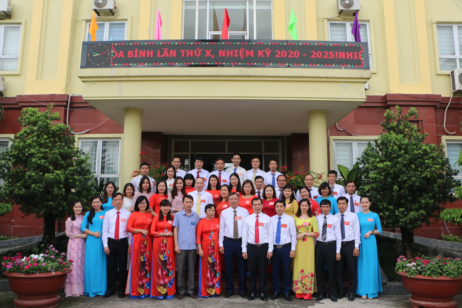 Các đại biểu chụp ảnh lưu niệm. Ảnh: Mạnh Cường.