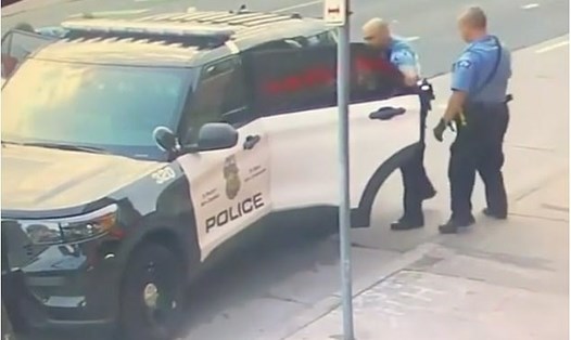 Video mới cho thấy các cảnh sát Mỹ đang khống chế George Floyd ở sau xe. Ảnh: Mail Online.