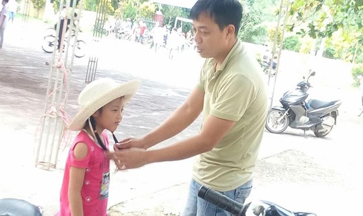 Anh Đoàn Phúc Lợi - công nhân công ty Việt Phát đưa con tới trường. Ảnh: Minh Hương