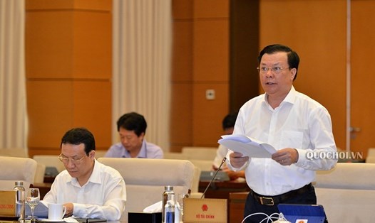Bộ trưởng Bộ Tài chính Đinh Tiến Dũng trình bày tờ trình. Ảnh Quochoi.vn