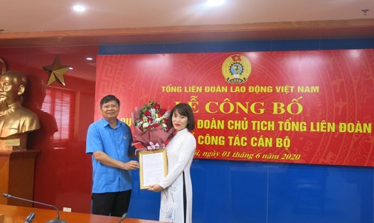 Phó Chủ tịch Tổng Liên đoàn Lao động Việt Nam Phan Văn Anh trao Quyết định bổ nhiệm cho đồng chí Nguyễn Thị Ngọc Lan. Ảnh: TLĐ