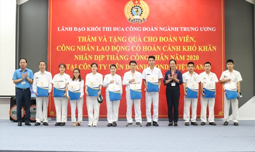 Tặng quà đoàn viên, người lao động tại Công ty HONDA Việt Nam. Ảnh: Thuỳ Linh