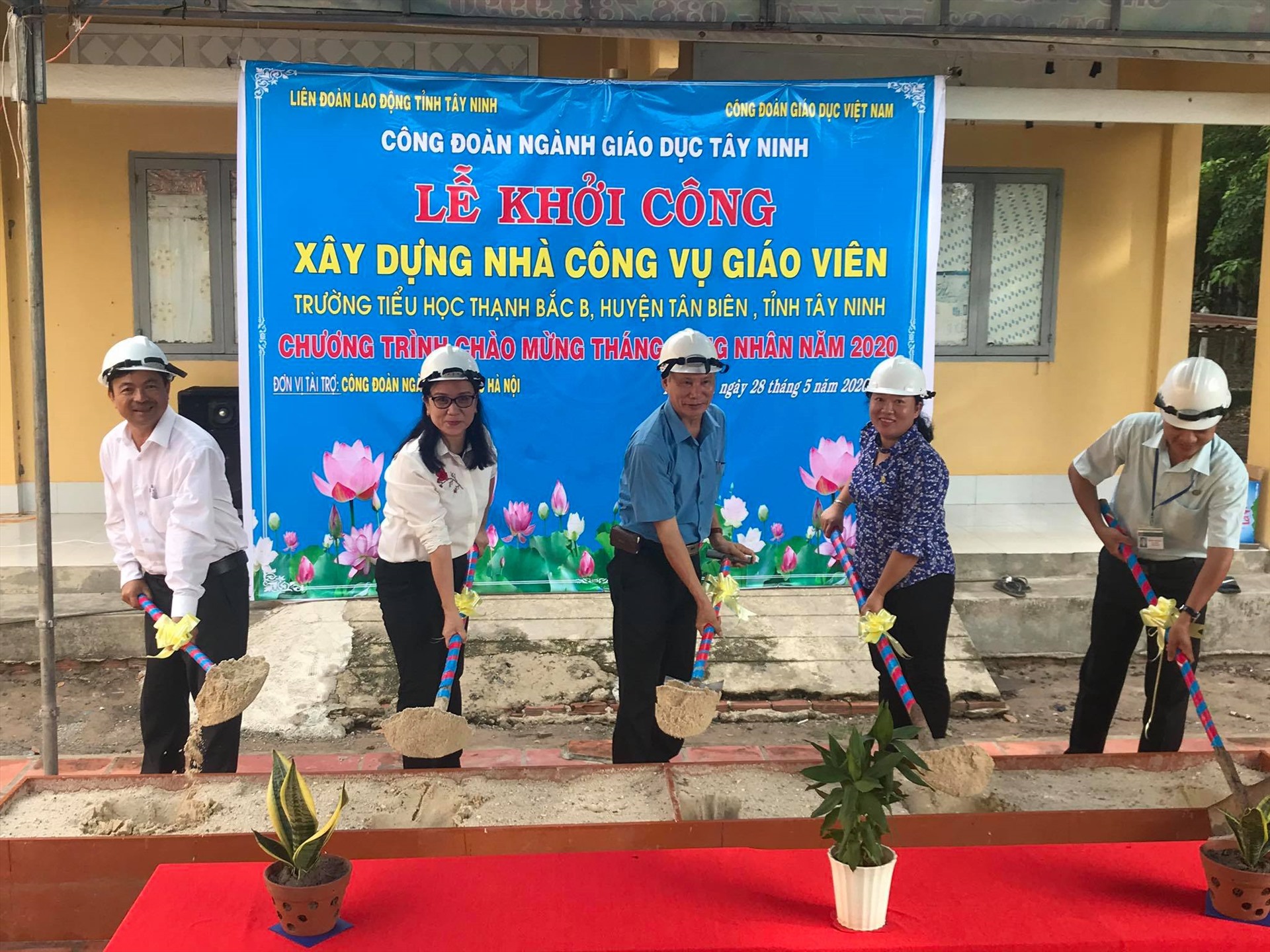 Các đại biểu tham gia lễ khởi công nhà công vụ giáo viên. Ảnh LĐLĐ Tây Ninh