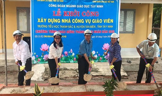 Các đại biểu tham gia lễ khởi công nhà công vụ giáo viên. Ảnh LĐLĐ Tây Ninh