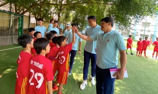 Cầu thủ nhí của trường tiểu học Võ Thị Sáu vui vẻ chào đón đội Sài Gòn đến giao lưu. Ảnh: Sài Gòn FC.