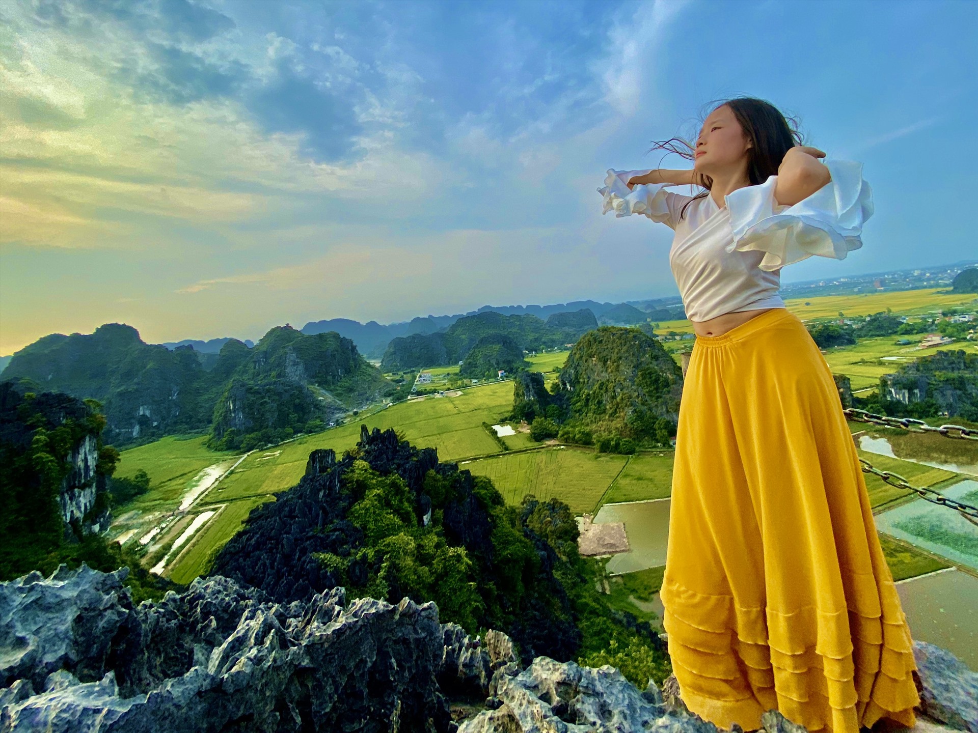 Các bạn trẻ thích thú trước khung cảnh của những cánh đồng lúa.