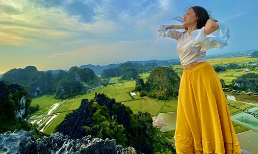 Các bạn trẻ thích thú trước khung cảnh của những cánh đồng lúa.