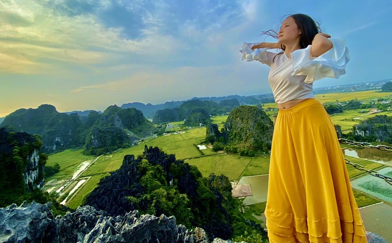 Các bạn trẻ thích thú trước khung cảnh của những cánh đồng lúa.