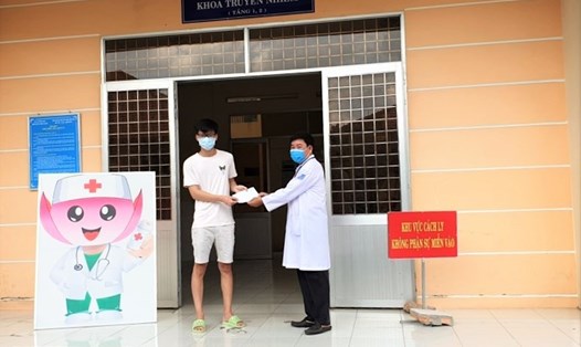 Bệnh nhân tại Bệnh viện Đa khoa Sa Đéc, tỉnh Đồng Tháp được công bố khỏi bệnh. Ảnh: Bộ Y tế cung cấp