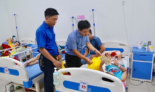 Các đơn vị, câu lạc bộ phối hợp tổ chức thăm, tặng quà cho gần 300 bệnh nhi đang điều trị tại Bệnh viện Trung ương Huế nhân dịp Ngày quốc tế Thiếu nhi 1.6 Ảnh: BV cung cấp.