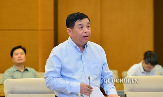 Bộ trưởng Bộ Kế hoạch và Đầu tư Nguyễn Chí Dũng trình bày Tờ trình tại phiên họp. Ảnh Quochoi.vn