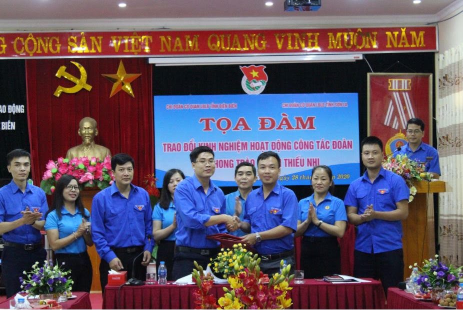 Hoạt động giao lưu giữa các Chi Đoàn LĐLĐ tỉnh Điện Biên, LĐLĐ tỉnh Sơn La, Liên chi Đoàn 3 trường và Đoàn xã Háng Lìa. Ảnh: Giang Nam