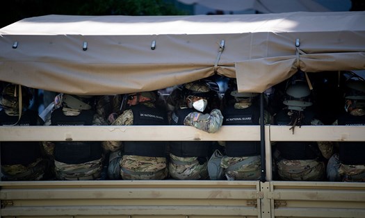 Bổ sung nhân lực Vệ binh Quốc gia cho Washington DC khi bất ổn gia tăng. Ảnh: AFP