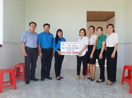 LĐLĐ huyện Ea Súp trao hỗ trợ xây dựng nhà ở "Mái ấm công đoàn" cho đoàn viên Nguyễn Thị Hóa – trường TH Nguyễn Trãi, xã Ia Lốp. Ảnh: Lin Xong