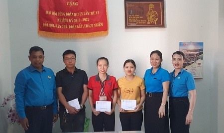LĐLĐ tỉnh Đắk Lắk thăm và tặng quà cho công nhân lao động có hoàn cảnh đặc biệt khó khăn thuộc LĐLĐ huyện Ea Kar. Ảnh: Lin Xong