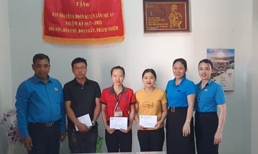 LĐLĐ tỉnh Đắk Lắk thăm và tặng quà cho công nhân lao động có hoàn cảnh đặc biệt khó khăn thuộc LĐLĐ huyện Ea Kar. Ảnh: Lin Xong