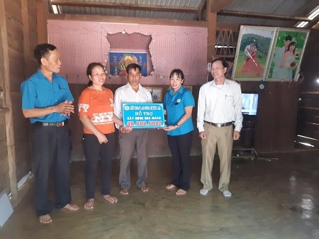 Hình ảnh hoạt động chăm lo cho đoàn viên, người lao động nhân Tháng Công nhân năm 2020 của LĐLĐ huyện Lắk. Ảnh: Lin Xong