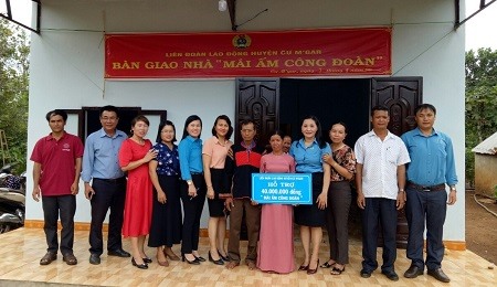 Bàn giao nhà Mái ấm Công đoàn cho gia đình đoàn viên H' Đão Bya, CĐCS Trường Tiểu học Phan Chu Trinh. Ảnh: Lin Xong