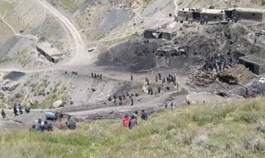 Vụ sập hầm mỏ ở Dara-e-Soof, Afghanistan hôm 9.6 khiến ít nhất 15 thợ mỏ bị mắc kẹt. Ảnh: Tolonews
