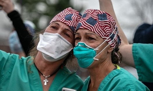 Có gần 600 nhân viên y tế Mỹ trên tuyến đầu chống dịch đã tử vong vì COVID-19. Ảnh: AFP