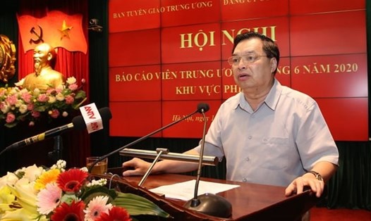Phó trưởng Ban Tuyên giáo Trung ương Lê Mạnh Hùng nêu những vấn đề định hướng tuyên truyền với đội ngũ báo cáo viên. Ảnh: Việt Dũng.