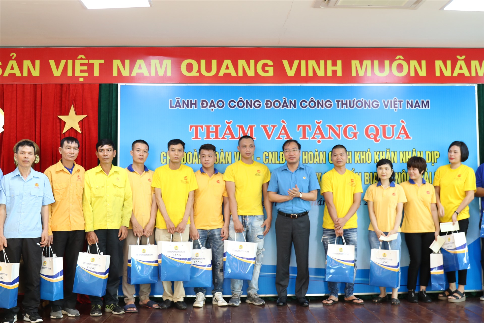 Đồng chí Trần Quang Huy, Uỷ viên Đoàn Chủ tịch Tổng LĐLĐVN, Chủ tịch Công đoàn Công Thương Việt Nam (thứ 5 từ phải sang) trao quà cho CNLĐ. Ảnh: CĐCT