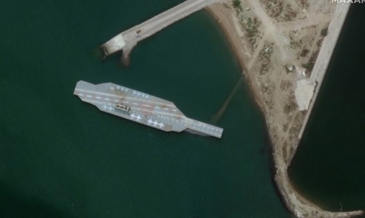 Iran dựng tàu sân bay giả làm mục tiêu tập trận giữa căng thẳng với Mỹ. Ảnh vệ tinh chụp ngày 7.6 về một tàu sân bay giả ngoài khơi bờ biển Bandar Abbas, Iran. Ảnh: Maxar Technologies.