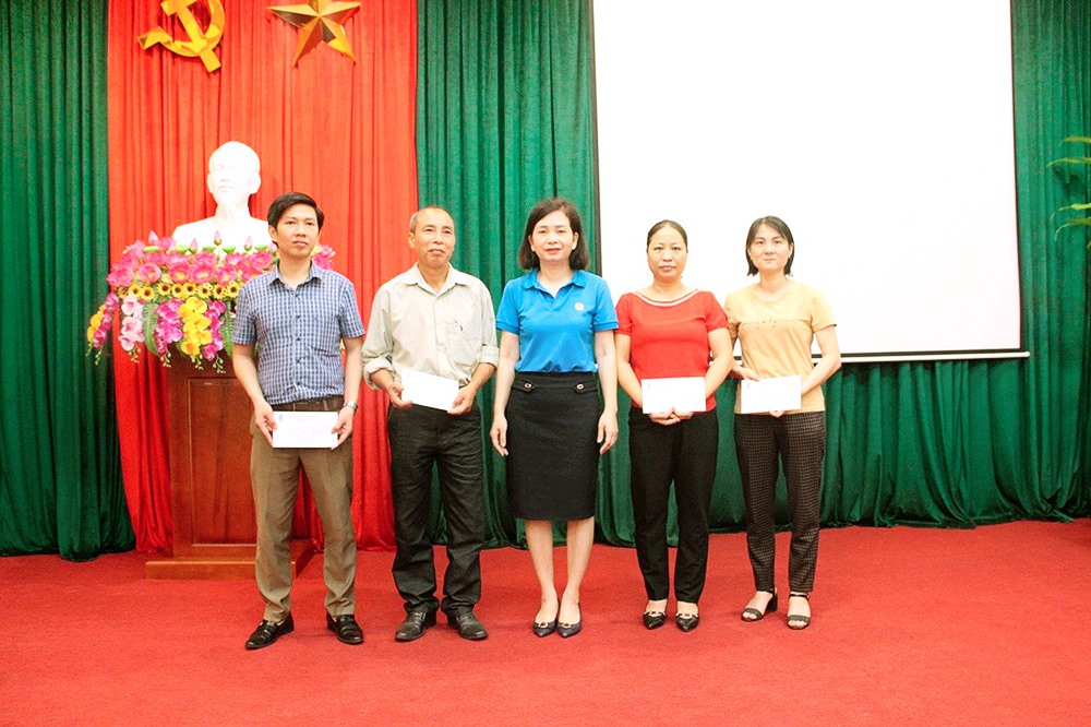 Đồng chí Hoàng Minh Thắm - Chủ tịch Công đoàn ngành Y tế tỉnh Phú Thọ - trao hỗ trợ đoàn viên găp khó khăn do dịch COVID-19. Ảnh: Thanh Thuỷ.