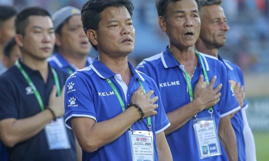 Huấn luyện viên Nguyễn Văn Sỹ tự tin cùng học trò chiến thắng HAGL. Ảnh: Thanh Xuân