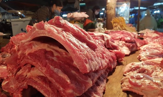 Văn phòng Chính phủ vừa yêu cầu các bộ: Nông nghiệp và Phát triển nông thôn, Công Thương, Tài chính triển khai các giải pháp để bình ổn giá thịt lợn. Ảnh: Khánh Vũ