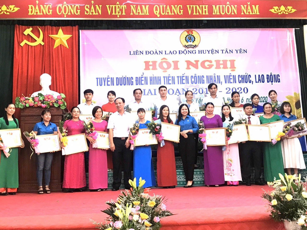 Biểu dương, tặng Bằng khen cho tập thể, cá nhân điển hình tiên tiến. Ảnh: Tân Yên