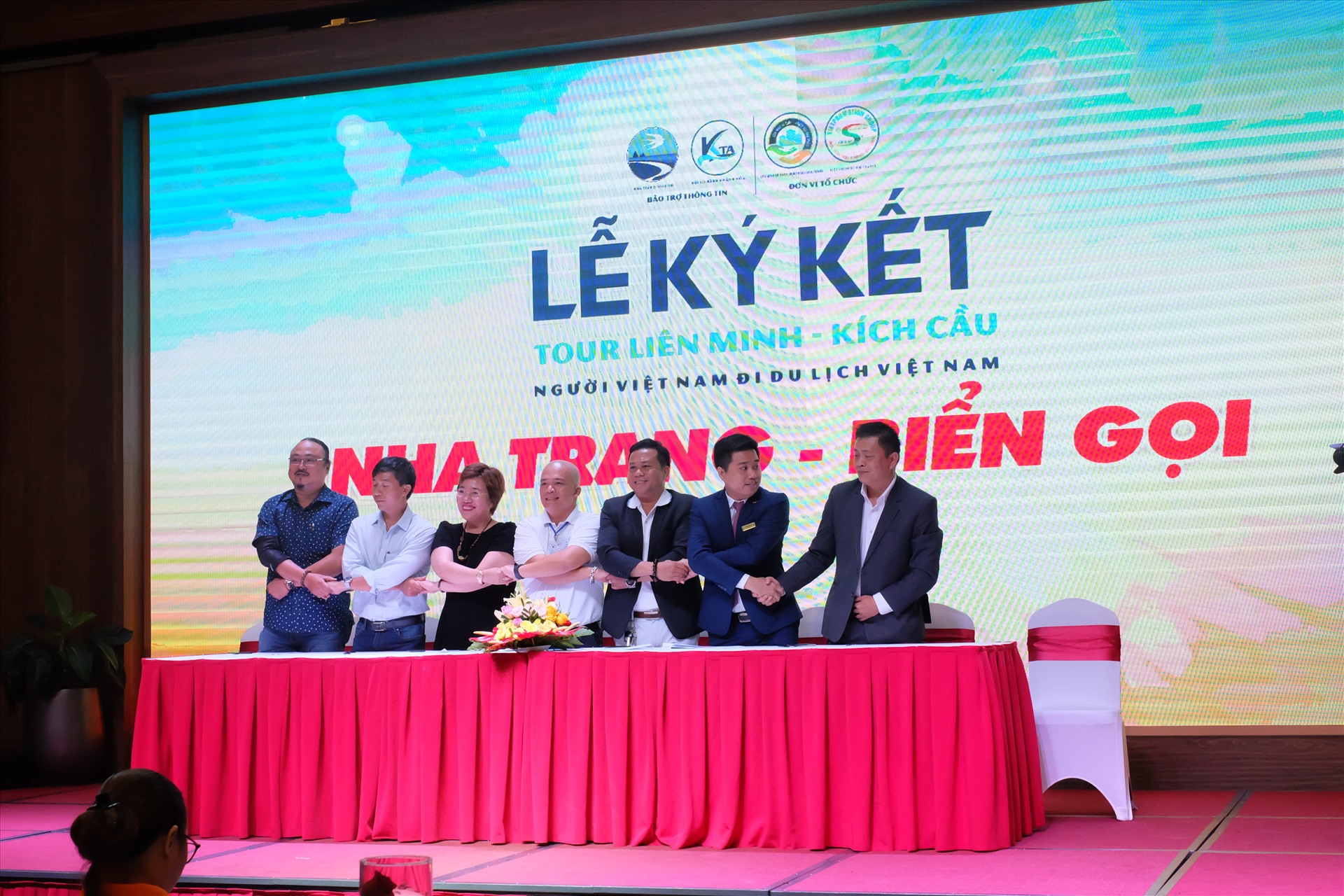 Các doanh nghiệp ký kết tour liên minh - kích cầu. Ảnh: Nhiệt Băng
