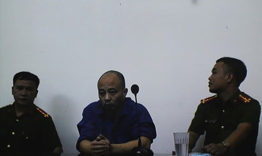 Nguyễn Xuân Đường (ngồi giữa) bị truy tố về hành vi đánh người ngay tại trụ sở công an phường Trần Lãm. Ảnh: MD