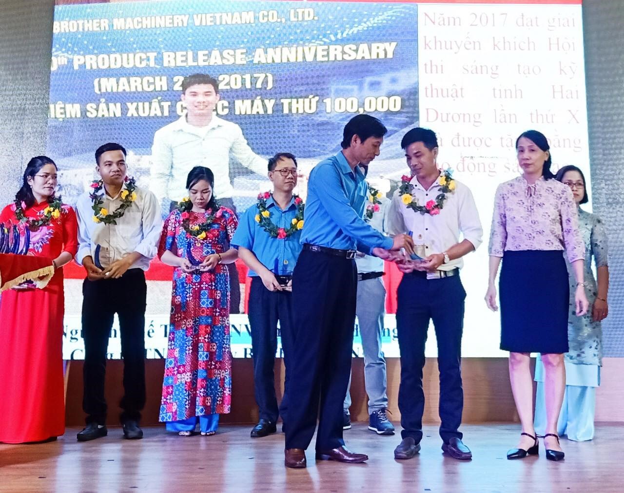 Đồng chí Mai Xuân Anh - Chủ tịch LĐLĐ tỉnh Hải Dương trao thưởng cho các tập thể, cá nhân. Ảnh: Diệu Thuý