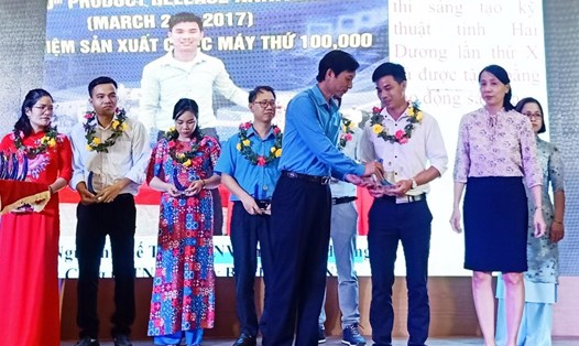 Đồng chí Mai Xuân Anh - Chủ tịch LĐLĐ tỉnh Hải Dương trao thưởng cho các tập thể, cá nhân. Ảnh: Diệu Thuý