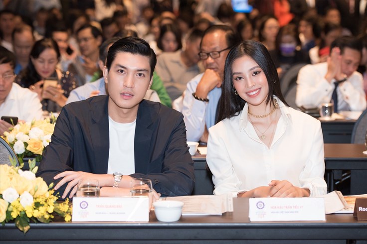 Hoa hậu Tiểu Vy “tình tứ” bên người mẫu Quang Đại Hoa hậu Tiểu Vy “tình tứ” bên người mẫu Quang Đại