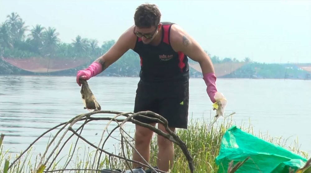 Khách du lịch trong một tour vớt rác ở Hội An. Ảnh: Đỗ Vạn