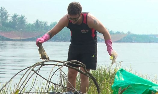 Khách du lịch trong một tour vớt rác ở Hội An. Ảnh: Đỗ Vạn