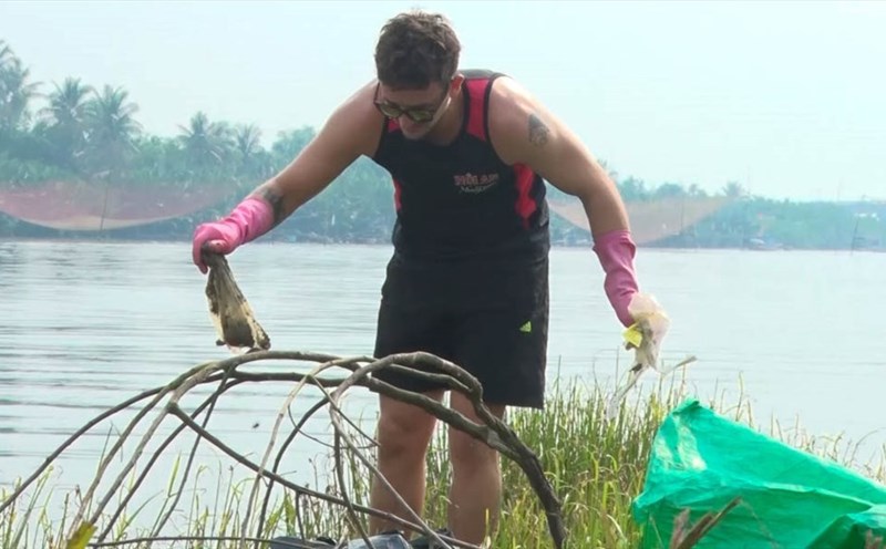 Khách du lịch trong một tour vớt rác ở Hội An. Ảnh: Đỗ Vạn