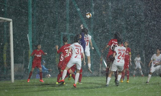 Cả 3 trận đấu tại giải vô địch nữ U19 quốc gia đều bị ảnh hưởng bởi mưa lớn. Ảnh: HOÀI THU