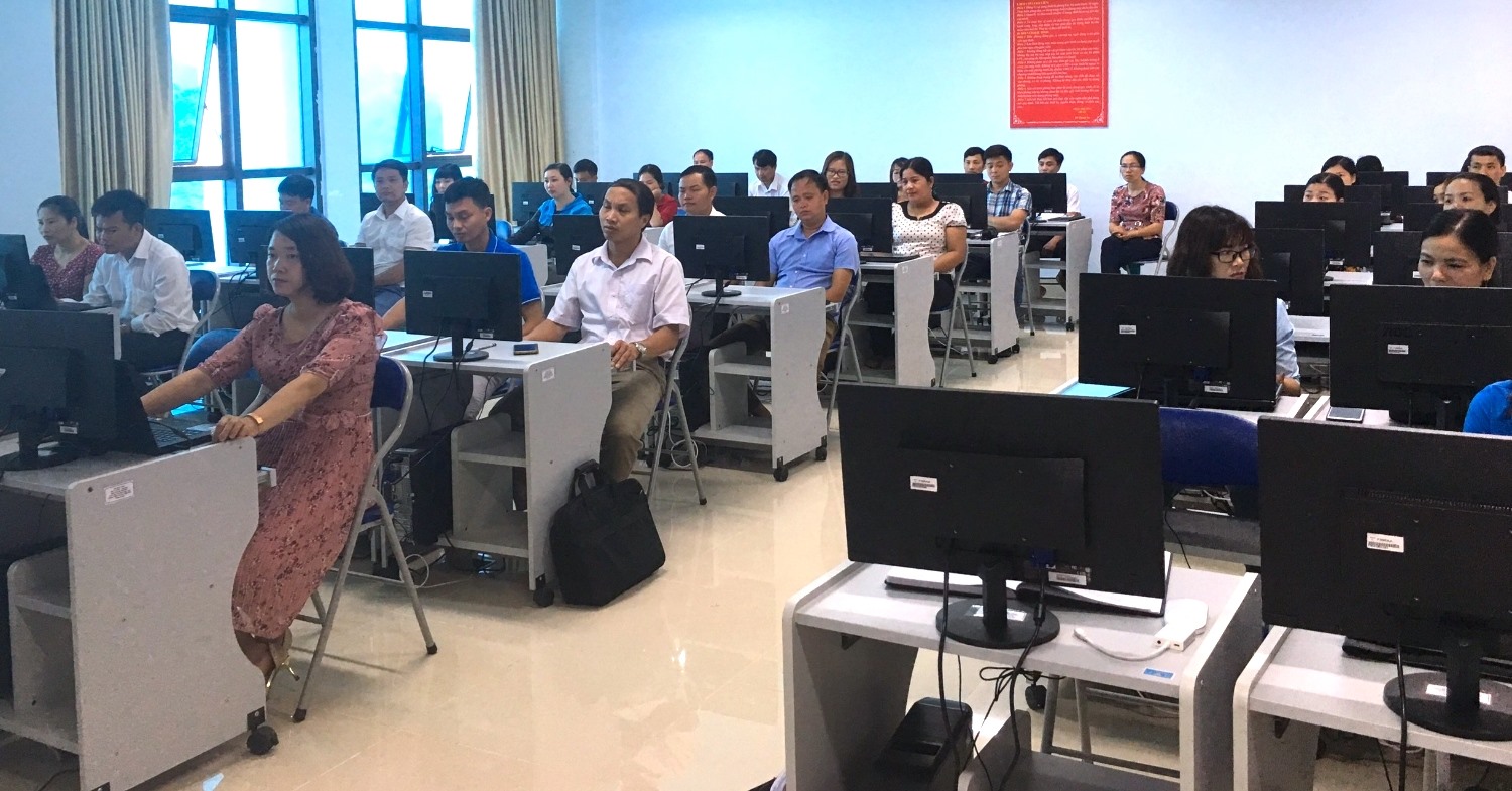 Các đồng chí chủ tịch (phó chủ tịch) của 25 CĐCS trực thuộc Công đoàn ngành Giáo dục tỉnh Lai Châu được tập huấn sử dụng phần mềm quản lý đoàn viên công đoàn. Ảnh: Thanh Huyền