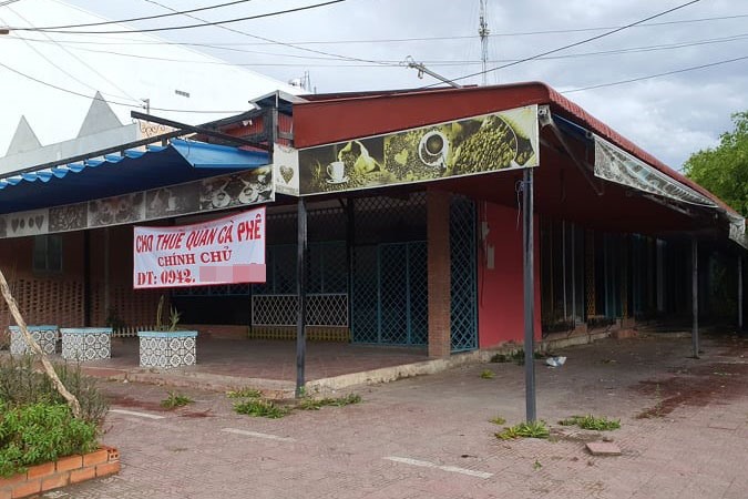 Ảnh hưởng dịch bệnh COVID-19, chủ quán này treo biển sang quán trong khi nhân viên vẫn chưa được nhận tiền hỗ trợ trong gói 62.000 tỉ. Ảnh: Nhật Hồ
