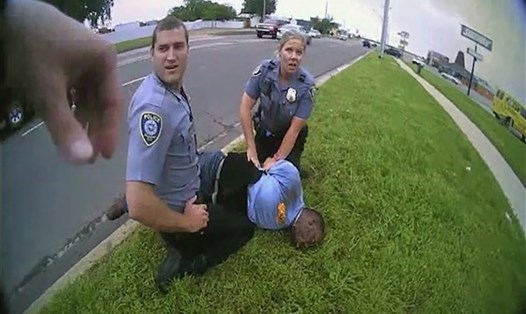 Hình ảnh từ camera gắn trên người cảnh sát trong vụ bắt giữ Derrick Scott ngày 20.5.2019 tại Oklahoma, Mỹ. Nguồn: Cảnh sát thành phố Oklahoma.
