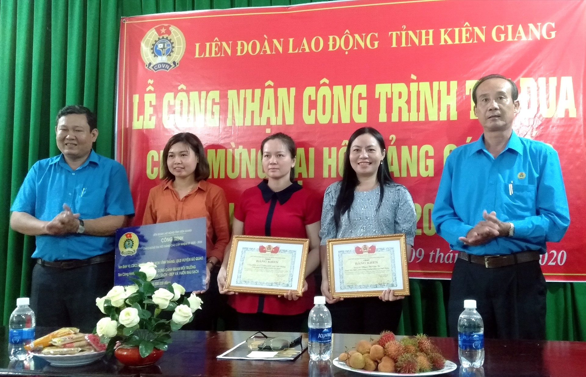 Đồng chí Nguyễn Minh Dũng (bìa phải) - Phó Chủ tịch LĐLĐ tỉnh Kiên Giang - trao biển công trình và bằng khen cho cá nhân, tập thể Công đoàn cơ sở Trường mầm non Vĩnh Thắng (Gò Quao). Ảnh: Trân Thị